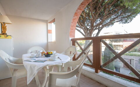 Fréjus 565: Furniture, Table, Chair, Wood, Shade, Plant, Floor, Tree, Building, Living Room