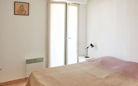 Fréjus 565: Bed, Wall, Interior Design, Bedroom, Floor, Furniture, Flooring, Wood, Bed Sheet, Room