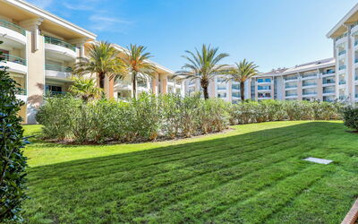 Le Cesarée 800.4: Property, Residential Area, Grass, Real Estate, Building, Lawn, House, Home, Architecture, Apartment