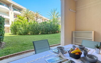 Accommodation:&nbsp;Le Cesarée 800.4