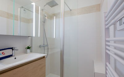 Le Cesarée 800.2: Tap, Plumbing Fixture, Shower Head, Building, Sink, Bathroom Cabinet, Bathroom, Interior Design, Shower