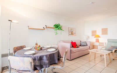 Accommodation:&nbsp;Le Cesarée 800.1