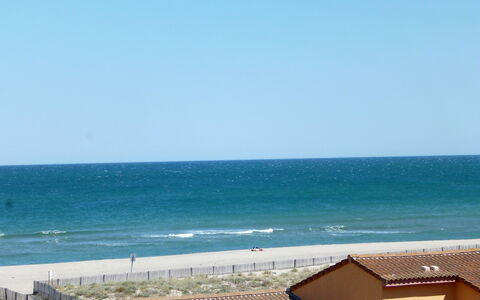 Les Flots Bleus: Sea, Blue, Sky, Horizon, Beach, Property, Ocean, Daytime, Azure, Vacation