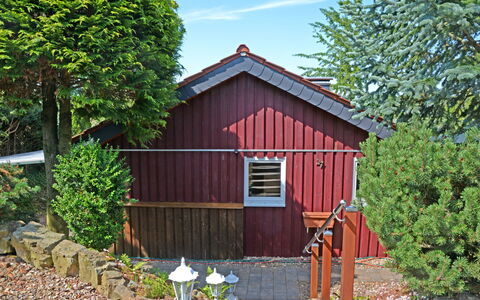 Zedernhütte: Plant, Sky, Property, Cloud, Building, Door, Wood, Land Lot, Natural Landscape, Tree