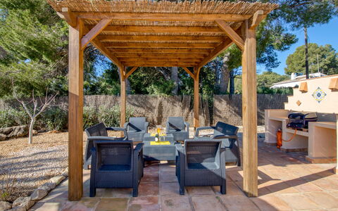 Pomeraj: Plant, Table, Shade, Blue, Wood, Tree, Sky, Outdoor Table, Outdoor Furniture, Leisure