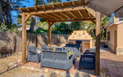 Pomeraj: Plant, Building, Shade, Wood, Tree, Land Lot, House, Outdoor Furniture, Residential Area, Leisure