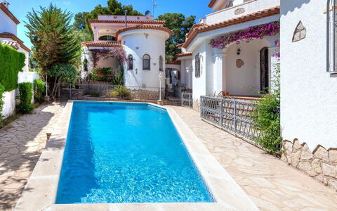 Estrella: Water, Plant, Daytime, Property, Sky, Building, Swimming Pool, Azure, Green, Shade