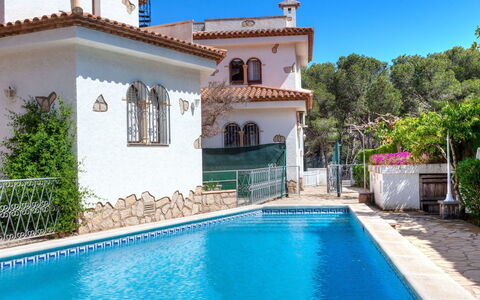 Estrella: Water, Plant, Property, Building, Sky, Blue, Azure, Swimming Pool, Window, Tree