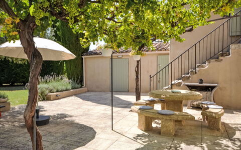 L'Oustaou dei Figo: Plant, Property, Building, Shade, Tree, Lighting, Architecture, Road Surface, Urban Design, Residential Area