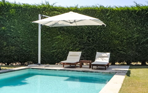 L'Oustaou dei Figo: Water, Plant, Property, Furniture, Umbrella, Swimming Pool, Sky, Azure, Shade, Outdoor Furniture