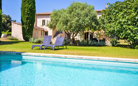 L'Oustaou dei Figo: Water, Sky, Plant, Property, Building, Tree, Azure, Swimming Pool, Window, Outdoor Furniture