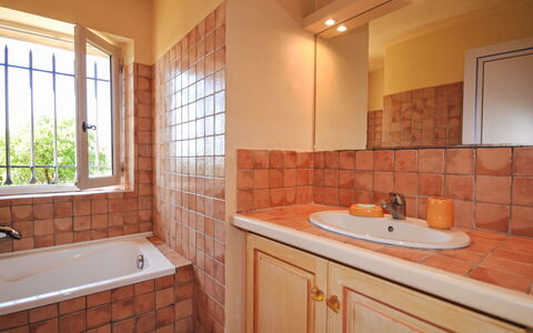 L'Oustaou dei Figo: Brown, Property, Plumbing Fixture, Tap, Bathtub, Window, Sink, Building, Bathroom, Mirror
