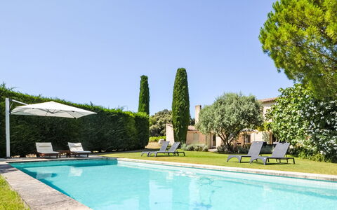 L'Oustaou dei Figo: Water, Sky, Plant, Azure, Tree, Architecture, Grass, Rectangle, Leisure, Swimming Pool