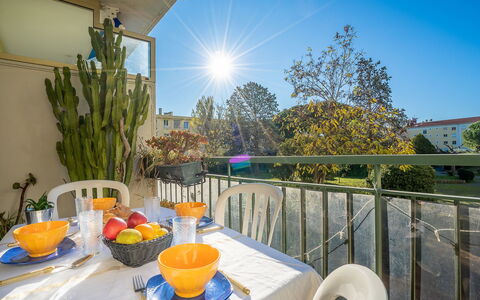 Le Grand Parc: Table, Sky, Plant, Property, Furniture, Building, Tableware, Azure, Chair, Lighting