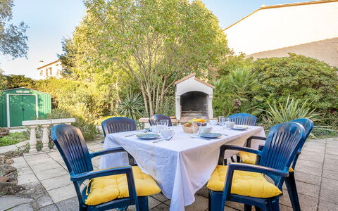 Les Troenes: Plant, Table, Furniture, Property, Sky, Chair, Outdoor Table, Outdoor Furniture, Tree, Tablecloth