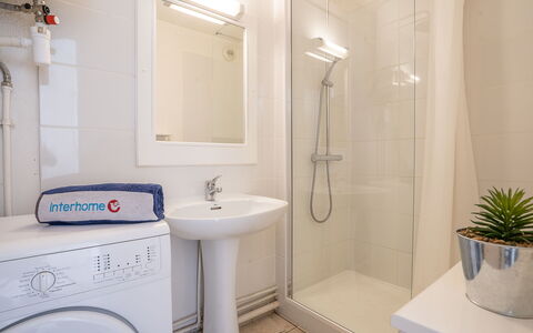 Fréjus 910: Mirror, Tap, Sink, Laundry Room, Property, Plumbing Fixture, Bathroom Cabinet, Bathroom Sink, Plant, Bathroom