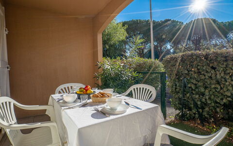 Fréjus 910: Table, Furniture, Property, Plant, Chair, Interior Design, Shade, Outdoor Furniture, Building, Flowerpot