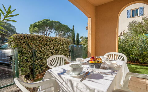 Fréjus 910: Table, Plant, Furniture, Property, Chair, Tableware, Building, Sky, Shade, Outdoor Furniture