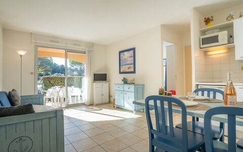 Fréjus 910: Furniture, Cabinetry, Table, Blue, Azure, Houseplant, Wood, Kitchen, Chair, Picture Frame