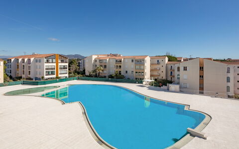 Fréjus 910: Water, Sky, Building, Swimming Pool, Azure, House, Body Of Water, Urban Design, Window, Leisure