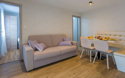 Accommodation:&nbsp;Standard 650.12