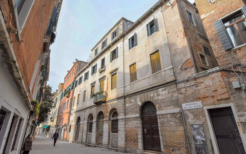 Barbaria de le Tole: Window, Sky, Building, Road Surface, Urban Design, Neighbourhood, House, Facade, Road