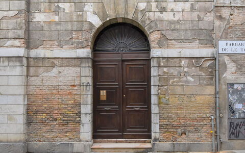 Barbaria de le Tole: Property, Door, Wood, Brickwork, Brick, House, Home Door, Facade