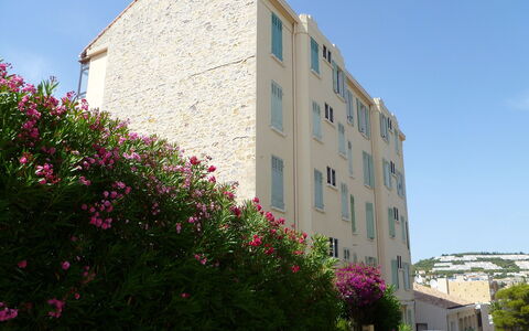 Le Chateau: Building, Property, Architecture, Wall, Apartment, Neighbourhood, Real Estate, Facade, Plant, Sky