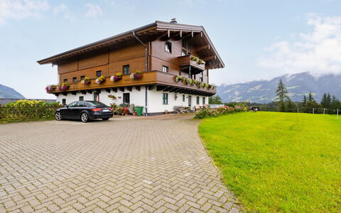 Saalfelden am Steinernen Meer 200: Cloud, Sky, Plant, Property, Building, Wheel, Vehicle, Window, Car, Mountain