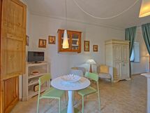 Accommodation:&nbsp;Ovile