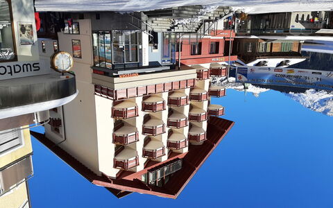 Wengen 19: Building, Window, Light, Water, Urban Design, House, Residential Area, Real Estate, City, Waterway