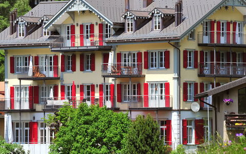 Mittaghorn Apt.8: Building, Window, Plant, House, Residential Area, Roof, Urban Design, Facade, Real Estate