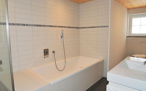 Mittaghorn Apt.8: Bathroom, Property, Room, Tile, Bathtub, Architecture, Floor, Wall, Real Estate, Interior Design
