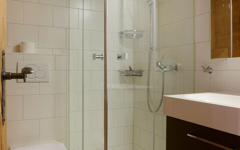 Sulegg Apt. i: Bathroom, Property, Tile, Room, Shower, Tap, Plumbing Fixture, Shower Panel, Wall, Architecture