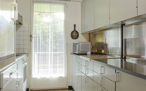 Zur Linde Apt.w: Flooring, Kitchen, Wood, Interior Design, Countertop, Floor, Kitchen Sink, Cabinetry, Ceiling, Lighting
