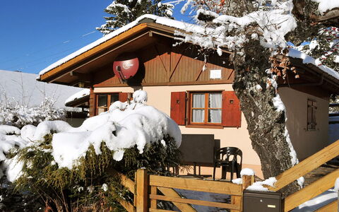 Zwärgli: Snow, Property, Building, Sky, Window, Wood, House, Branch, Tree, Cottage
