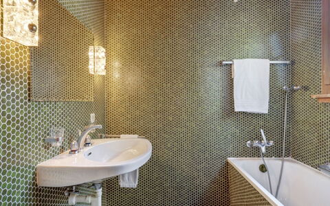 Arche: Mirror, Tap, Plumbing Fixture, Sink, Bathroom Sink, Property, Bathroom, Lighting, Interior Design, Plumbing