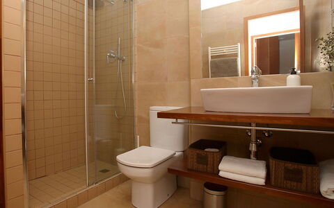 Vila Olimpica Pamplona: Bathroom, Property, Room, Interior Design, Tile, Floor, Architecture, Plumbing Fixture, Building, Real Estate