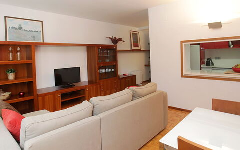 Vila Olimpica Pamplona: Room, Furniture, Property, Interior Design, Living Room, Building, Floor, House, Wall, Real Estate
