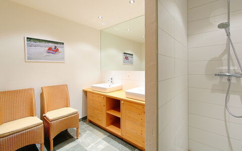 Chalet Jadi: Room, Bathroom, Property, Interior Design, Building, Floor, Furniture, Tile, Real Estate, Architecture