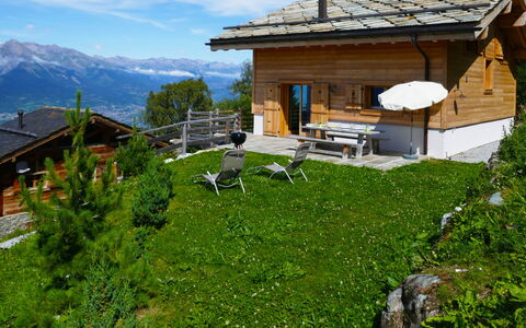 Chalet Jadi: Sky, Cloud, Plant, Property, Building, Mountain, Window, Natural Landscape, House, Land Lot