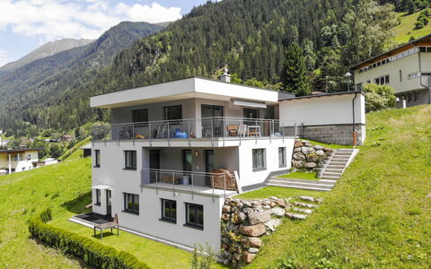 Collina: Plant, Building, Mountain, Sky, Property, Cloud, Window, Tree, Land Lot, House