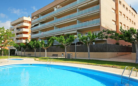 Nou Salou: Water, Plant, Building, Sky, Property, Daytime, Swimming Pool, Azure, Blue, Cloud