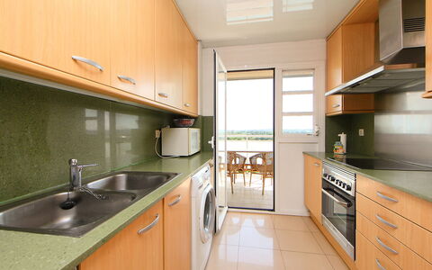 Nou Salou: Cabinetry, Countertop, Kitchen Sink, Sink, Furniture, Tap, Wood, Kitchen Stove, Kitchen, Kitchen Appliance