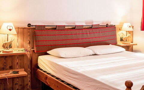 Sarre 350: Furniture, Bed, Bedroom, Bedding, Wood, Bed Sheet, Linens, Interior Design, Floor, Flooring