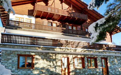 Sarre 350: Window, Sky, Building, Tree, Leisure, Wood, Facade, Real Estate, Roof