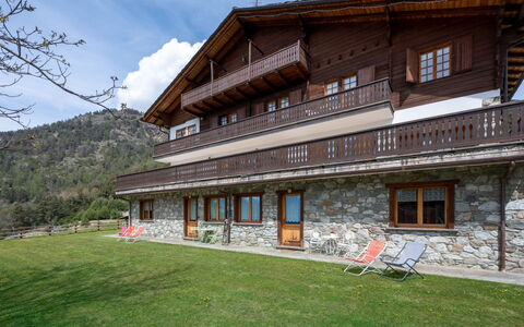 Sarre 350: Outdoor Furniture, Shrub, House, Outdoor Table, Furniture, Home, Garden, Lawn, Backyard, Estate