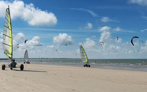 Ganuenta: Sky, Water, Cloud, Boat, Watercraft, Beach, Outdoor Recreation, Sports, Leisure
