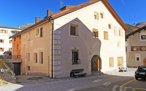 Chesa Chascharia 1: Building, Window, Sky, Infrastructure, House, Road Surface, Car, Vehicle, Real Estate, Facade