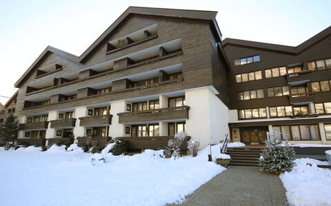 Bad Hofgastein 270: Building, Sky, Snow, Window, Plant, Urban Design, Condominium, Residential Area, Real Estate